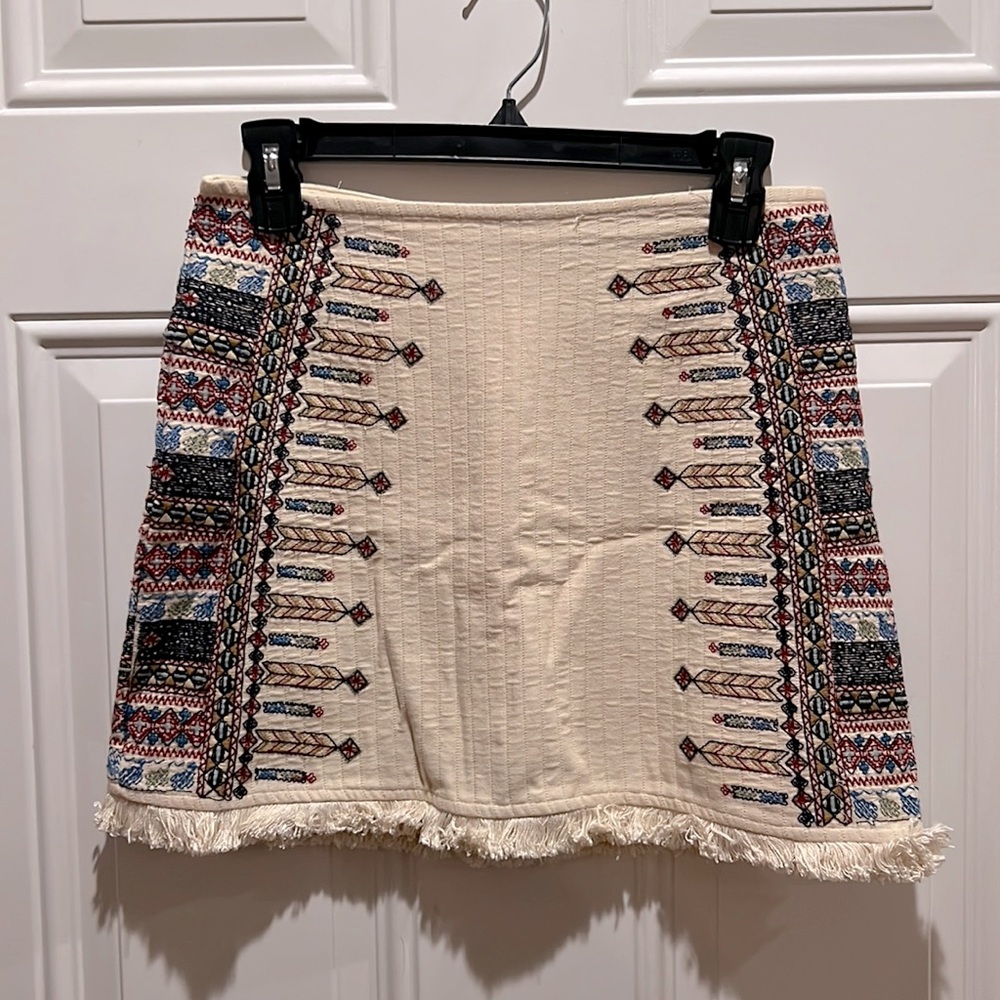 Zara skirt with stitched design